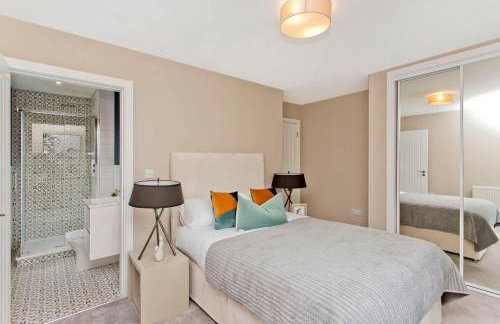 Modern Central 2 Bed Apartment with Parking - Foto 8