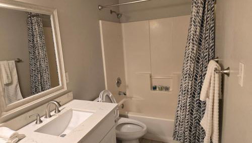 Spacious 5BR Walk to Wild Waves! - Foto 3