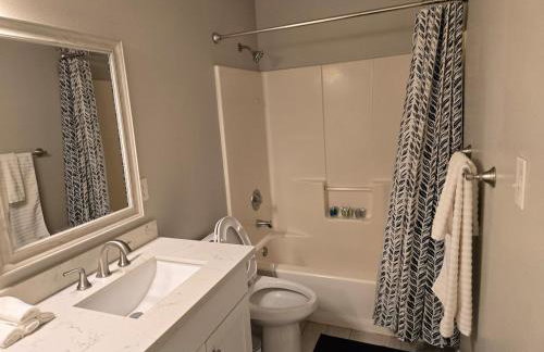 Spacious 5BR Walk to Wild Waves! - Foto 3