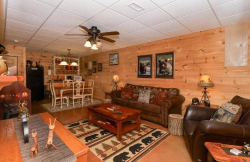 3-Story Private Cabin with Hot Tub and Fire Pit - Foto 35