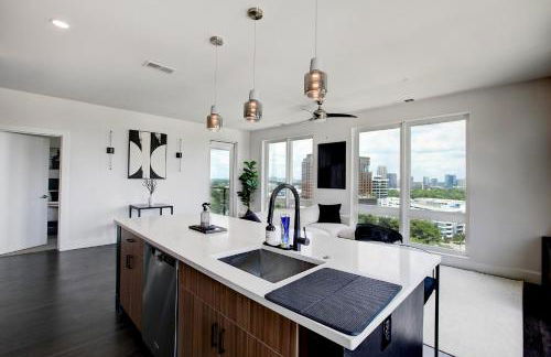 Upscale Midtown Retreat , Free Parking & Close to Mercedes-Benz - Foto 1