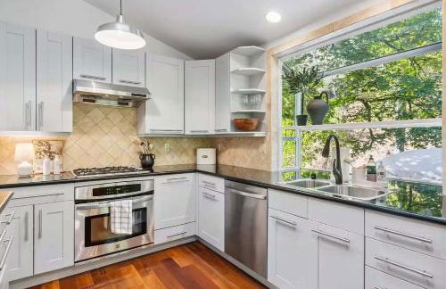 Modern Organic Home with Backyard Creek near State Park - Foto 12