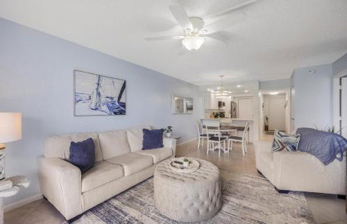 Walkout condo with beach access, pool and pickleball - Foto 3