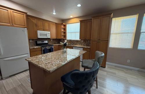 Private and Stylish 3Bdrm 3Ba Townhome, Gated Patio, King Bed, Spacious, Free Parking, Available now - Foto 7