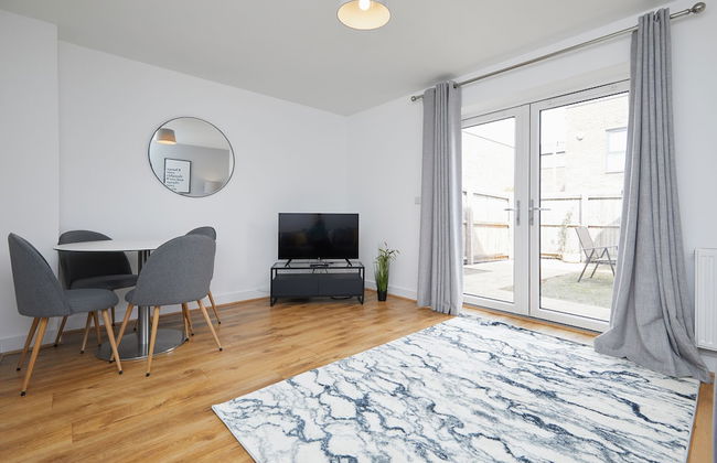 3 Bedroom Large House - Train Station - Photo 19