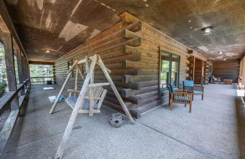 Luxe Hot Springs Cabin w/Pond and Game Room! - Foto 8