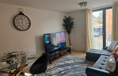 Birmingham City Centre Cosy 2 Double Bedroom Apartment Free Parking Workspace and close to O2 Arena - Photo 11