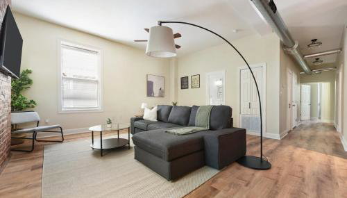 FREE Parking, Netflix in East Liberty By Parks and Uni - Foto 2