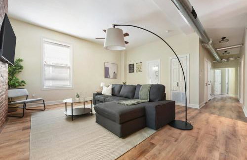 FREE Parking, Netflix in East Liberty By Parks and Uni - Foto 2