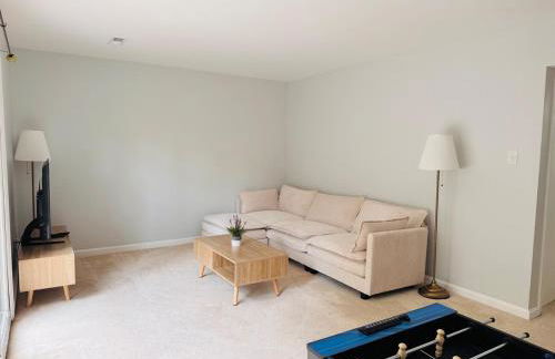 Charming 4BR 4BA Townhouse In Annandale, VA - Foto 29