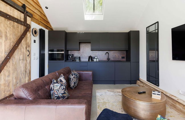 Romantic Countryside Lodge With Hot Tub - Photo 4