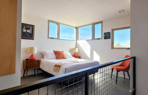 Chic Townhome Retreat nestled Downtown - Foto 15