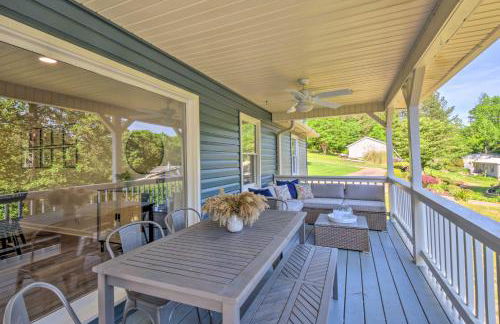 Lakefront Townville Gem with Boat Dock and Kayaks - Foto 23