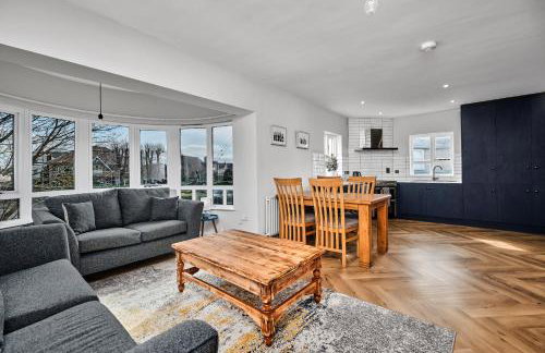 Exclusive Offers l Last-Minute Stay l Sleeps Up to 6 l Conveniently located near town Centre l restaurants l and local attractions l It offers easy access to the stunning Causeway Coast l Coleraine Hideout l WeStayBelfast - Foto 7