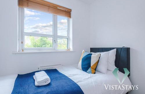 Spacious 3BDR House By Vista Stays Short Lets & Serviced Accommodation Salford With Pool Table & Free Parking - Photo 4