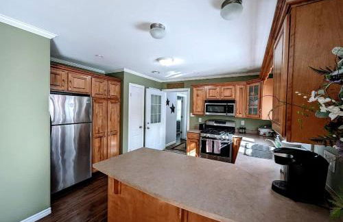 Spacious Ranch-Style Retreat with Private Deck, Nestled in Nature Near Acadia, Hancock Maine - Foto 25