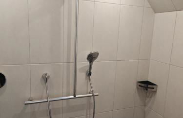 Haus 2 Etagen Garten 1 Badezimmer,1 Gäste Wc 200 Qm 5 Betten Gehoben mit Garten - Foto 3