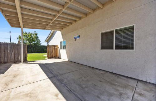 Spacious Home with Private Pool - Photo 44