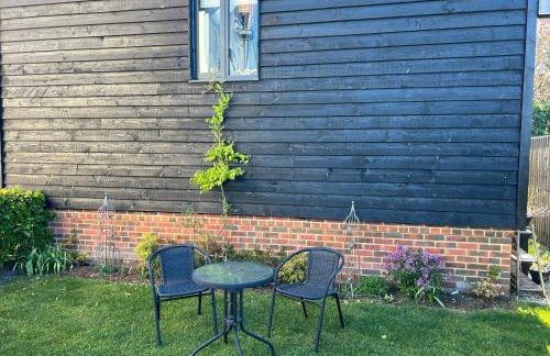Charming King Bed Ensuite Studio in Peaceful West Challow - Photo 3