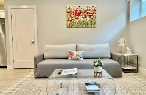 Gorgeous 1 BR Suite in a New House Free Parking - Foto 1