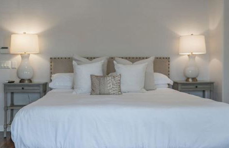 Mediterranean Beauty with Rooftop Deck and Views - Foto 26