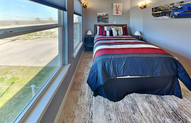 Lighthouse By the Sea - Photo 3