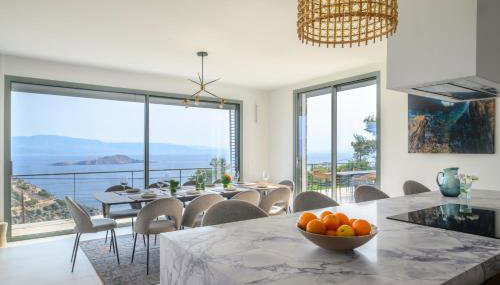 Newly Renovated Villa with Panoramic Sea Views - Foto 3