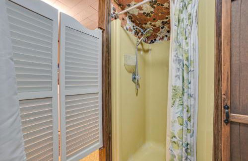 Lake Access Cabin with Deck, Fire Pit and Grill! - Foto 16