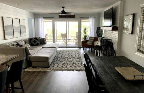 Inmerse in the Serenity of this Lakefront Cottage in Cadiz, Kentucky - Foto 11