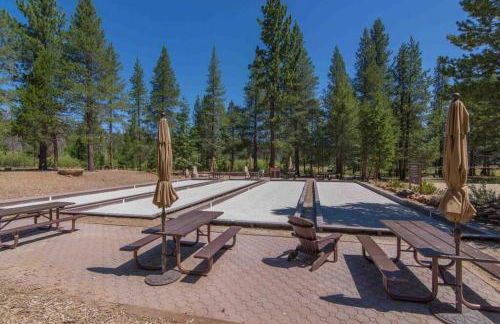3BR Tahoe Donner Cabin with HOA Perks like Pools Hot-Tub Minutes to Trails Lake Golf - Foto 33