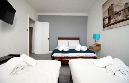 2 Bed Flat - Sleeps 6 - Parking - Wifi - Foto 3