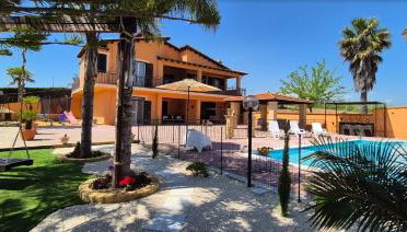 Villa Gioiosa Vacation in Sicily a child friendly villa with private fenced pool & hydro-massage - Foto 2, Garden, sunbed, Garden view