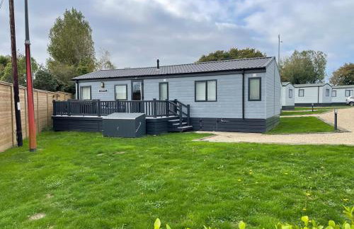 Elegant Lodge in Peaceful Holiday Resort - Photo 4