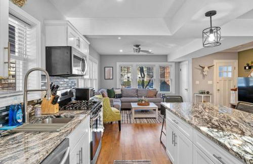 3BR/2.5 BA Townhouse |Downtown Salem w/Parking - Foto 19