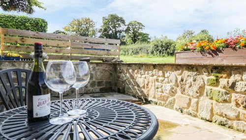 Swan Cottage - Photo 2