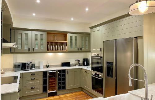 Gorgeous 4 bedroom Townhouse - Photo 1