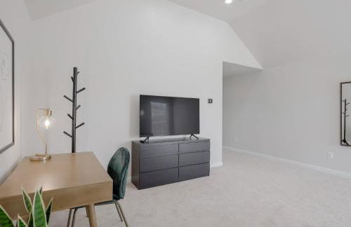 Glamorous Mansion w Private Pool and Cinema Room - Photo 24