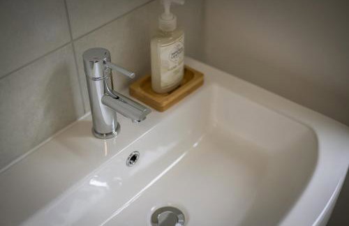 Vale House By EDEN Accommodation - 2 Bedroom Whole House, Sleeps 4 - NEWLY RENOVATED - Foto 26