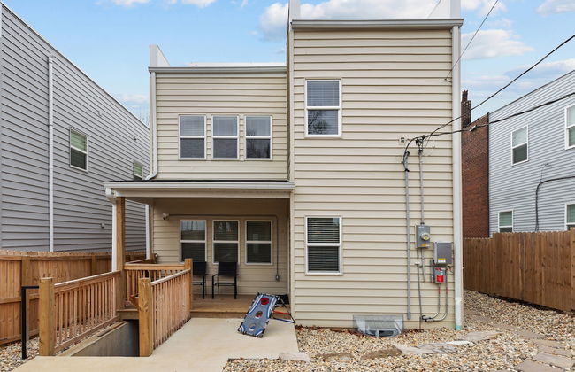 Bright Urban Comfort | JZ Vacation Rentals - Photo 48