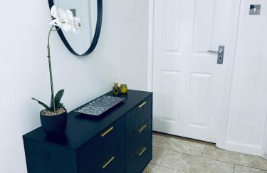 Near Station - Spacious 4-Bed Home with Parking - Foto 7