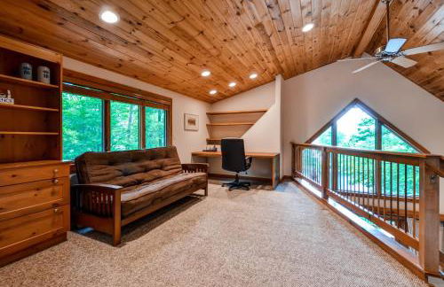 Waterfront Highland Lake Home with Deck and Dock - Foto 11