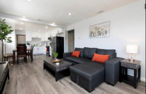 Charming 2BR Condo with Onsite Parking Included - Foto 2