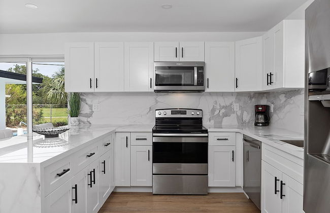 Dreamy 4BR Getaway w Private Pool Luxe Patio in Miramar - Foto 14