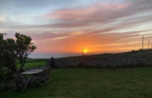 Lovely spacious flat with sea views, sunsets, garden and woodburner - Photo 1