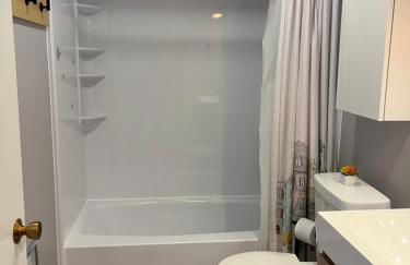 Newly Updated Modern, Spacious, and Cozy Condo- Right on the Lake! - Foto 45