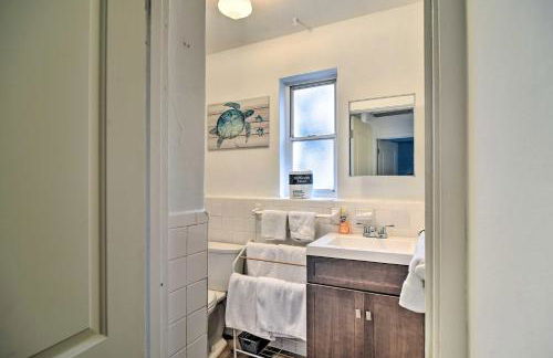 Sun-Soaked Coastal Hideaway - Steps to Beach! - Foto 16