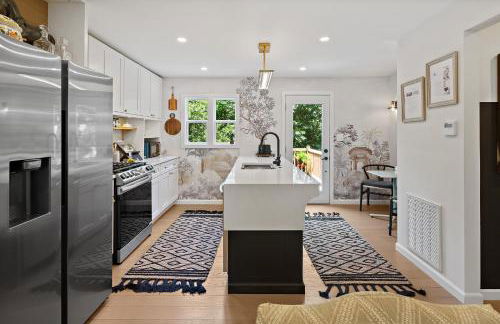 Charming Family Home Sleeps 8 near DC, Historic Old Town VA, & National Harbor - Foto 3