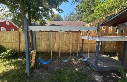 Spacious 3 Bedroom Home with Game Room and Parking - Foto 35