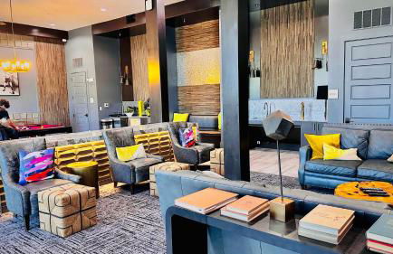 Lux Modern Apartment with Pool View & Prime Location - Foto 12