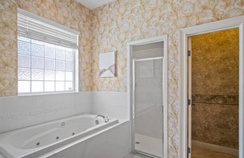 Luxury Heated Pool Home, Hot tub, King bed suite - Foto 37